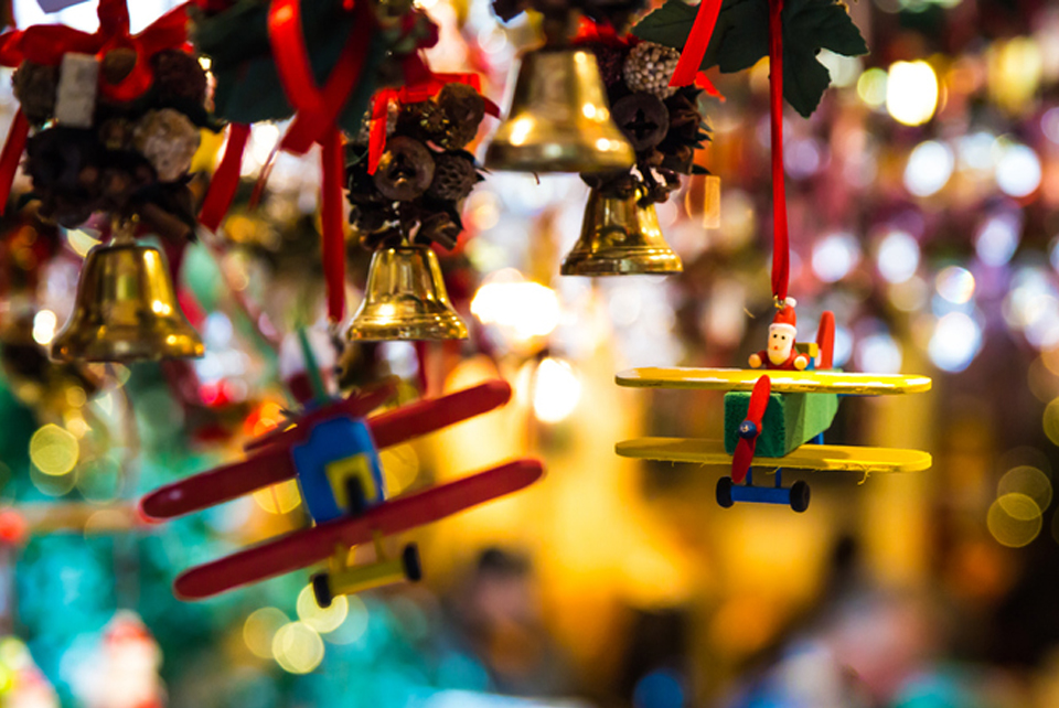 A blurred photo of Christmas decorations in a small retail shop. Prepare for Christmas.
