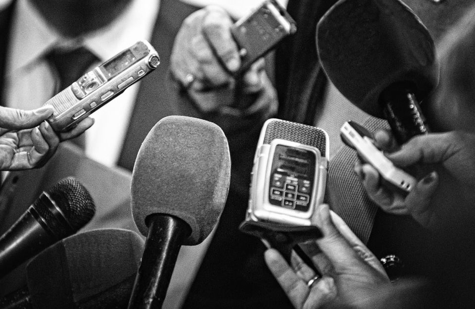 Dos and Donts for using AI for PR from a real PR Consultant. Image shows a black and white photograph of press reporters with microphones and tape recorders.